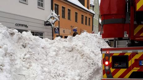 Bergeweise türmte sich der Schnee in der Friedberger Ludwigstraße, nachdem der Bauhof die Wege zwischen den Buden des Karitativen Christkindlmarktes freigeräumt hatte.
