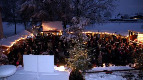 Auf dem Weihnachtsmarkt in Mertingen sorgt der Schnee für die passende Kulisse.