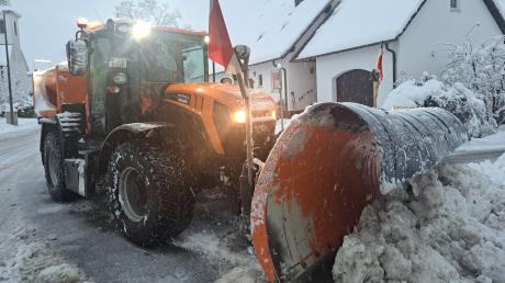 Auch der Hollenbacher Bauhof war am Samstag im Dauereinsatz. Die starken Schneefälle bescherten den Mitarbeitern der Bauhöfe sehr viel Arbeit.