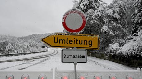 In der Nacht zum Samstag musste wegen der starken Schneefälle die Bundesstraße 28 zwischen Blaustein und Blaubeuren gesperrt werden. 