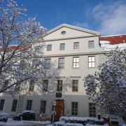 Das Holbein-Gymnasium sowie viele weitere Schulen in Augsburg musste wegen der hohen Schneelast gesperrt werden.
