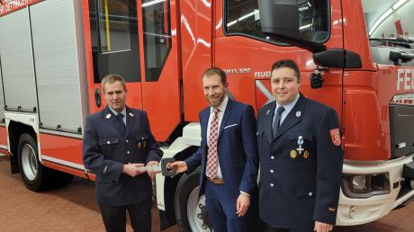 Thomas Heydecker (Mitte) übergab den symbolischen Schlüssel für das neue Feuerwehrauto an Kommandant Thomas Foltin (links) und dessen
Stellvertreter Frank Bittner.