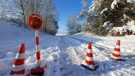 Winterwunderland
Nichts geht mehr: Die Straße zwischen Mittelneufnach und Könghausen wurde am Wochenende gesperrt.
