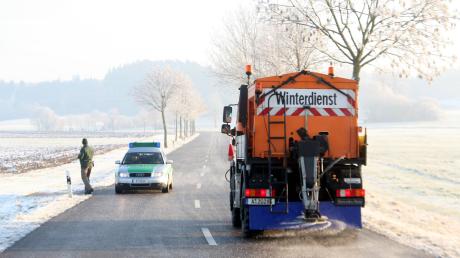 Im Weißenhorner Stadtteil Biberachzell ist eine Frau mit ihrem Auto auf glatter Fahrbahn ins Schleudern geraten.  