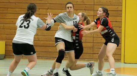 Die Lechhauser Handballerinnen Lisa Füchsle (v. l.) und Hannah Thürauf setzen sich gegen die Gundelfinger Abwehr durch. 