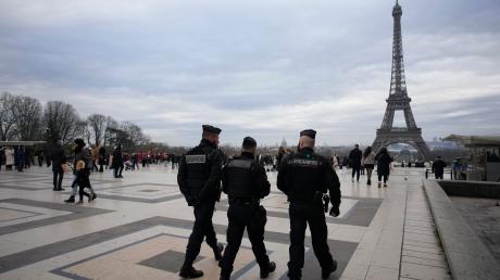 Französische Polizisten patrouillieren auf dem Trocadero-Platz in der Nähe des Eiffelturms, nachdem ein Mann am späten Samstagabend einen deutschen Touristen getötet hat. 