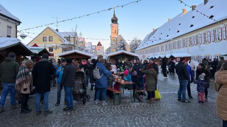 Trotz des eisigen Wetters genossen viele Besucher und Besucherinnen
den Nikolausmarkt in Pöttmes.