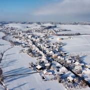 Nicht nur die Gemeinde Hollenbach, wie hier auf dem Bild, sondern der ganze Landkreis Aichach-Friedberg befindet sich gerade unter einer dicken Schneedecke.