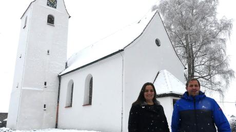 Verwaltungsleiterin Johanna Roth und Klaus Weißenhorn von der Kirchenverwaltung freuen sich über den Abschluss der Sanierung der Kirche in Bergenstetten. 