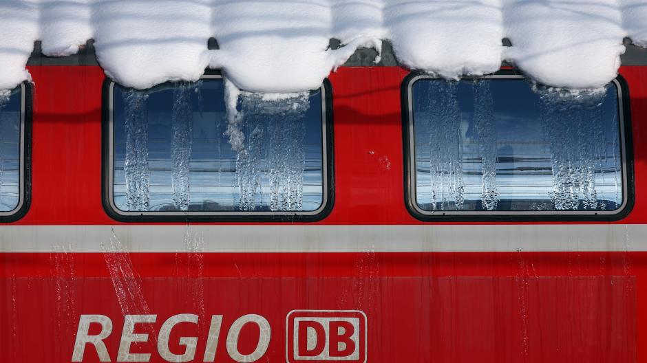 Bahnreisende mussten sich auch am Montag auf Verspätungen und Ausfälle einstellen. Die Lage insbesondere im Regionalverkehr werde sich erst in den nächsten Tagen bessern, teilte die Deutsche Bahn mit.