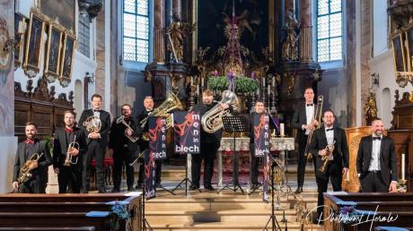Zwei Ensembles, ein gemeinsamer Auftritt: Men in Blech und Abgebrasst spielen in Wulfertshausen und Friedberg.