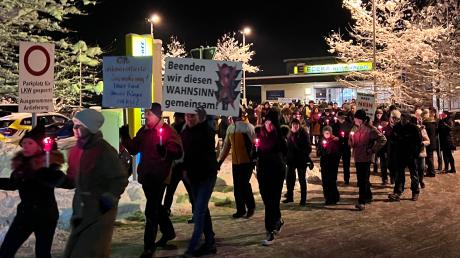 Nach der Demo gegen die Flüchtlingshalle begann am Samstagabend ein Spaziergang durch Holzheim. Teilnehmende hatten dazu Kerzen angezündet.  