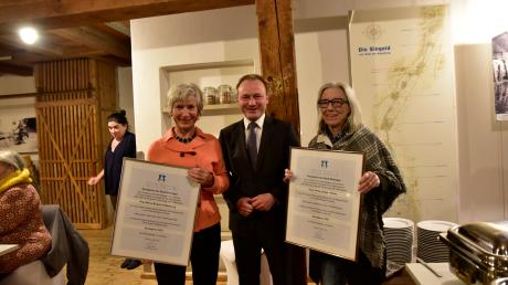 Brigitte Falkenberg (links) und Ulrike Jürges (rechts) erhielten den Sozialpreis der Stadt Bobingen aus den Händen von Bürgermeister Klaus Förster.
