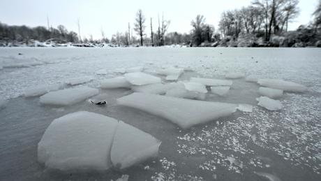 Ein See ist zugefroren.