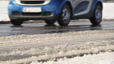 Auf schneeglatter Fahrbahn ist am Sonntag ein Autofahrer bei Kötz von der Fahrbahn abgekommen. Sein Auto überschlug sich.