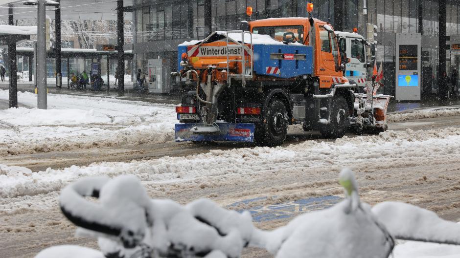 Im Augsburger Stadtgebiet fiel am Wochenende mehr Schnee als erwartet – so viel, dass der Winterdienst nach eigenen Angaben trotz vollen Programms nicht mehr hinterherkam.