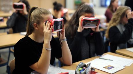 Das Medienzentrum Augsburg hat für das Diedorfer Projekt VR-Brillen und eine 360-Grad-Kamera zur Verfügung gestellt.