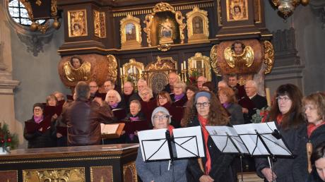 Stimmgewaltig wie immer: der Sielenbacher Kirchenchor unter der Leitung von Josef Kirmeir beim Adventssingen in der Wallfahrtskirche Maria Birnbaum. 