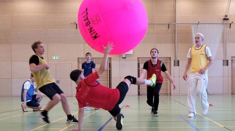 Kin-Ball
Kin-Ball, die neue Trendsportart, bringen Schülerinnen und Schüler des Projektseminars ans Gymnasium Mering.
