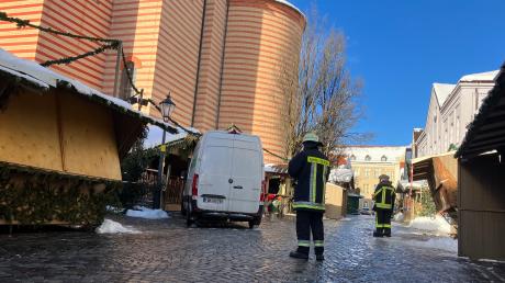 Lawinen und Eisplatten von der Stadtpfarrkirche werden zur Gefahr für den Friedberger Advent. Die Feuerwehr prüfte am Dienstag die Lage. 