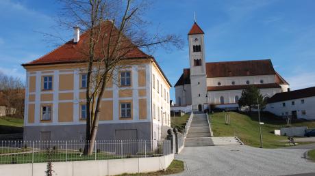 Im Gemeindehaus, dem ehemaligen Pfarrhof von Tagmersheim, ist seit 2011 die Gemeindeverwaltung untergebracht.