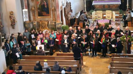 Als Gemeinschaftschor traten die Chorgemeinschaft und der Kinderchor beim Adventskonzert auf: insgesamt 44 Sängerinnen und Sänger in allen Altersklassen