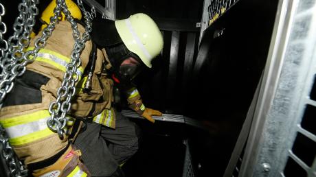 Ziemlich eng ist es im Inneren der Atemschutzstrecke im ersten Container der Feuerwehr Mering. 