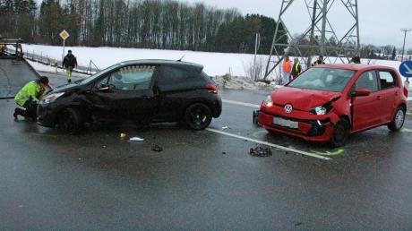 An der Einmündung der Riedhofstraße in die Kreisstraße NU 14 bei Vöhringen sind am Mittwochmorgen zwei Autos zusammengetstoßen.