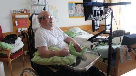 Bernhard Göttinger mit seinem speziellen Computer samt Brille und Blasrohr in seinem Zimmer im Seniorenwohnheim Babenhausen.