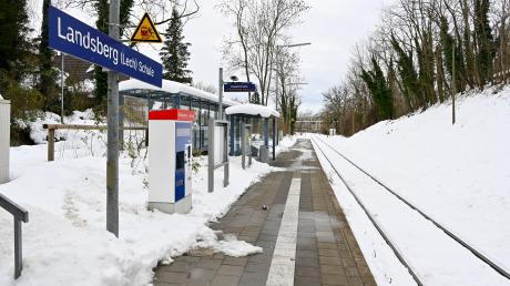Ruhe herrscht derzeit an der Haltestelle Landsberg-Schule. Auf der Strecke Landsberg-Augsburg verkehren derzeit keine Züge. 