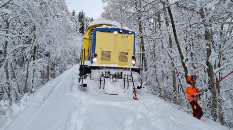 Schneeräumarbeiten und Beseitigung von Schäden auf den Bahnlinien dauern an. Die Ammerseebahn Augsburg-Weilheim fuhr am Mittwoch immer noch nicht.
