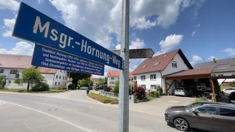 Ein Verkehrsspiegel gegenüber der Einmündung des Msgr.-Hornung-Wegs in die Weiherstraße in Biberach soll die Kreuzung sicherer machen.  