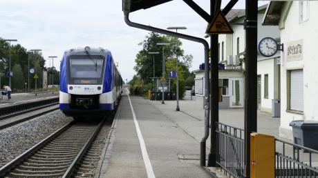 Die Deutsche Bahn will eine weitere Unterführung in Bobingen  erneuern. Im Bobinger Stadtrat würde man es lieber sehen, wenn der Bobinger Bahnhof endlich barrierefrei ausgebaut würde.
