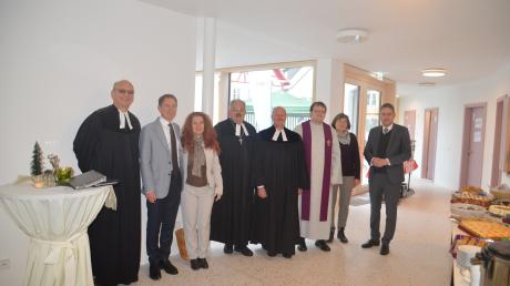 Bei der Einweihungsfeier waren auch Landrat Dr. Jürgen Ludwig (rechts) und Bürgermeister Stefan Ultsch (2.vli.) mit den Liturgen, darunter Dekan Hermann Rummel (4.v.li.) und Vertrauensfrau Ruth Maurer (2.v.re.) anwesend.