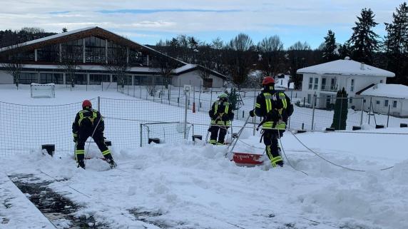 Florianis im Einsatz - Schneeräumfahrzeug in Oberndorf/Melk auf