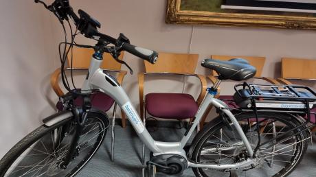 Die Gemeinde Adelzhausen wird dieses E-Bike verlosen.