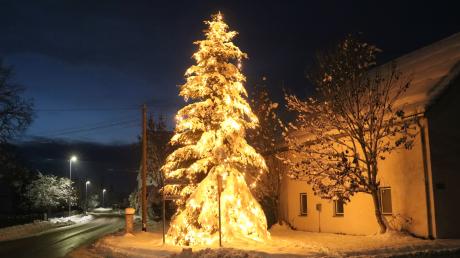 Die Dorfgemeinschaft Hausen hat selbst dafür gesorgt, das ihr Dorf ein schöner Christbaum ziert. Dieses Bild entstand nach dem starken Schneefall Anfang Dezember   .