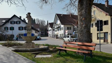 Im Uttinger Ortszentrum ist die Zahl der Geschäfte stark zurückgegangen.  Auch für den Schreibwarenladen am Dorfbrunnen wird eine Nachnutzung gesucht.