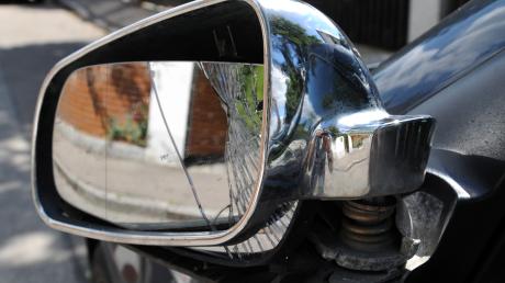 Ein weiterer Außenspiegel an einem geparkten Auto in Neusäß wurde am Karsamstag beschädigt.