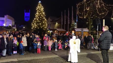 Vor dem Rathaus rund um den prächtigen Tannenbaum hatten sich am Freitagabend zahlreiche große und kleine Leute eingefunden, um den Vöhringer Adventsmarkt zu eröffnen.