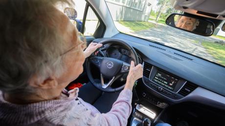 Das Alter macht Senioren und Seniorinnen nicht zwangsläufig zu schlechten Autofahrern. Der ADAC warnt davor, sie "pauschal als Risikogruppe zu betiteln". Was sagen die Zahlen?