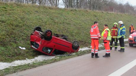 Bei einem Unfall auf der A8 zwischen Burgau und Günzburg überschlug sich eine Autofahrerin mit ihrem Wagen. Der Wagen blieb in der angrenzenden Böschung auf dem Dach liegen. Ein Fahrstreifen der A8 musste gesperrt werden.