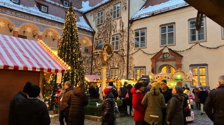 Die Stimmung auf dem Weihnachtsmarkt im Schlosshof von Hofhegnenberg war bestens.