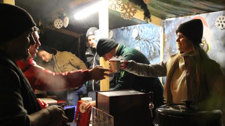 Etwas Warmes ist immer beliebt, auch auf dem Buttenwiesener Weihnachtsmarkt. Neben warmen Getränken und Essen gibt es noch so manch anderes Erwärmendes.