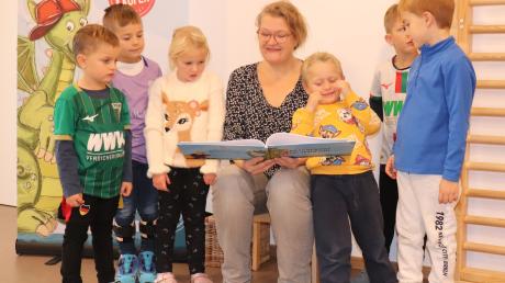 Monika Prankl liest hier mit (von links) Tobias, Martin, Paulina, Felix, Sebastian und Leonardo im Kindergarten Gänseblümchen in Wertingen aus ihrem neuen Kinderbuch „Drachenmut tut jedem gut!“.