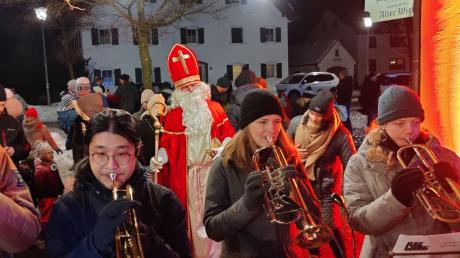 Der Nikolaus brachte den Kindern kleine Geschenke bei der Dorfweihnacht in Geltendorf.
