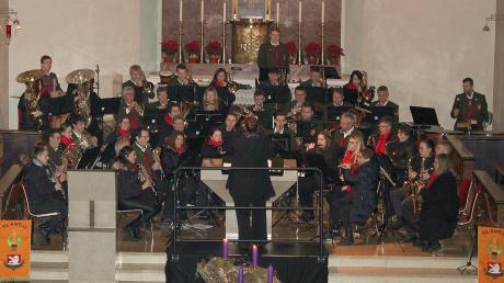 Zum einem vorweihnachtlichen Kirchenkonzert hatten die Musiker der Meitinger SGL Kapelle in die örtliche St. Wolfgangkirche eingeladen und ernteten von den zahlreichen Besuchern großen Applaus.