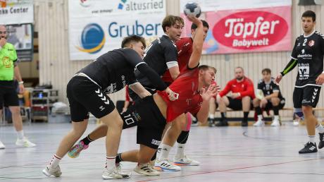 Die Handballer des TSV Haunstetten (in Schwarz) erfüllten gegen Dachau ihre Pflicht in der Landesliga.