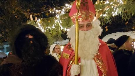 Nikolaus Michael Mak und Knecht Rupprecht Sebastian Holzer bei ihrem Besuch auf dem Wehringer Weihnachtsmarkt.