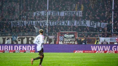 Fans des FC St. Pauli protestieren gegen einen Investor in der Bundesliga.